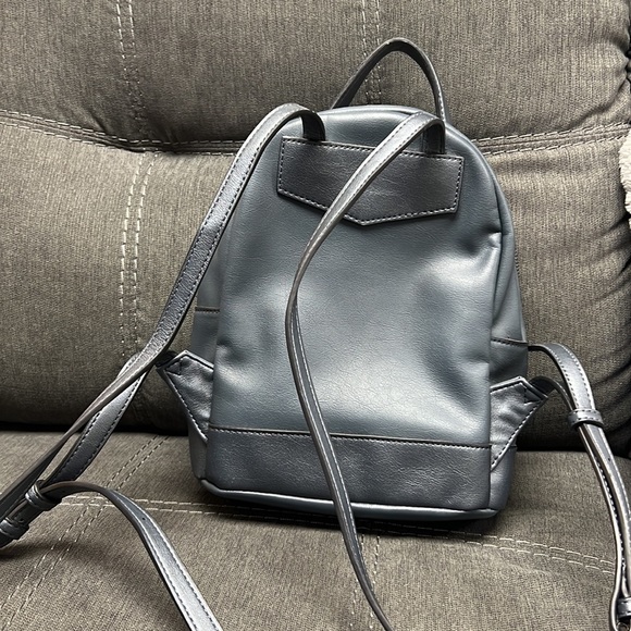 Simply Vera- Vera Wang backpack purse - Picture 4 of 5
